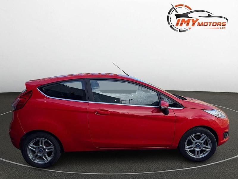 Used Ford Fiesta Zetec 82 HP (60 kW) 2013 Red Hatchback