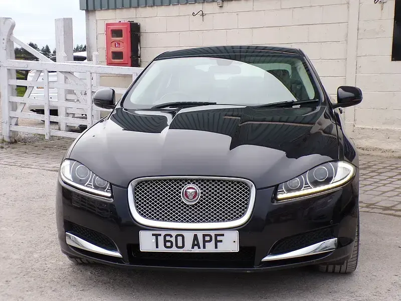 Käytetty Jaguar XF Portfolio 200 HP (147 kW) 2014 Musta Sedan
