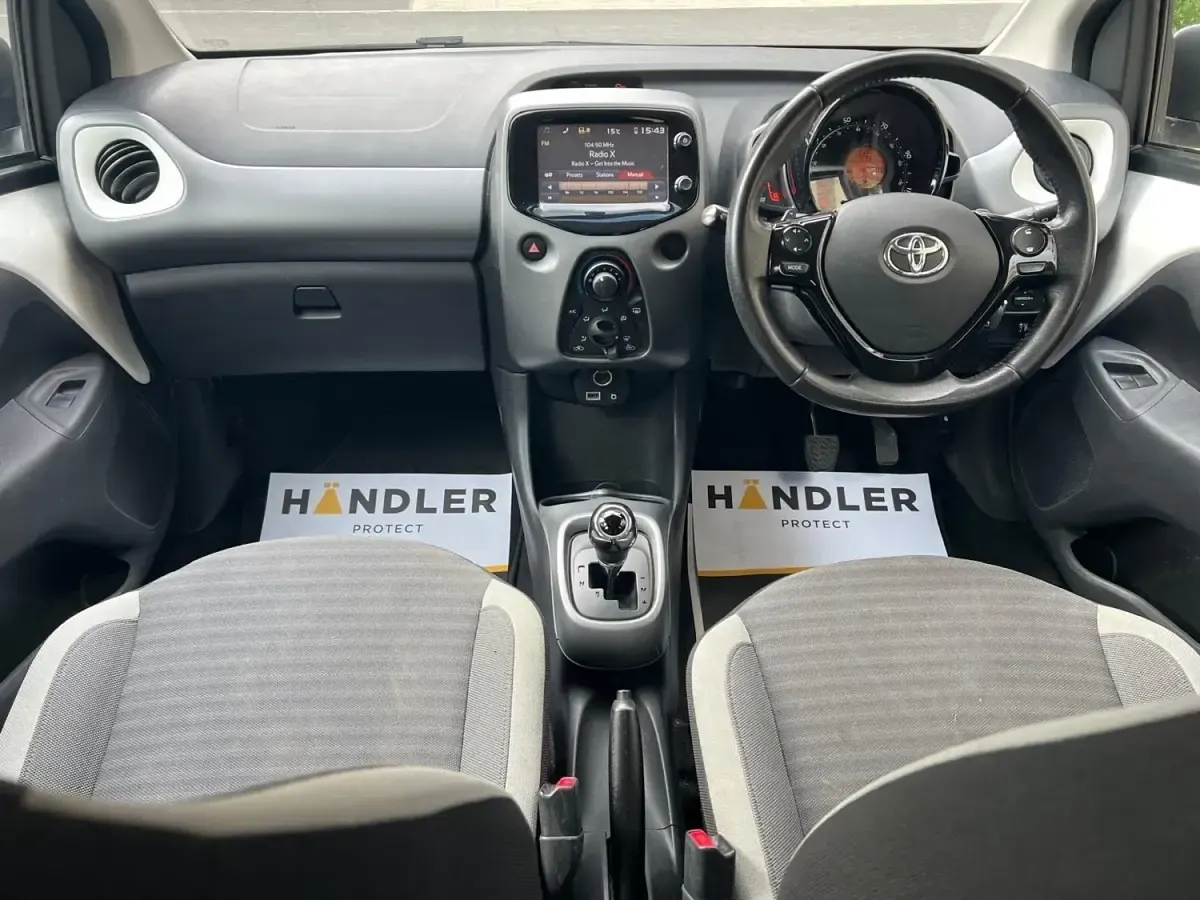Usado Toyota Aygo X-play 72 HP (52 kW) 2019 Branco Citadino