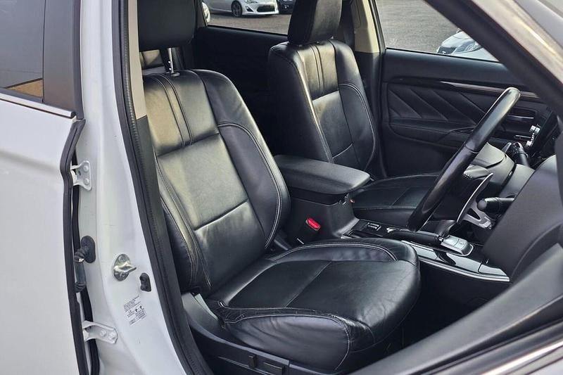 Used Mitsubishi Outlander P-HEV 2016 White Estate