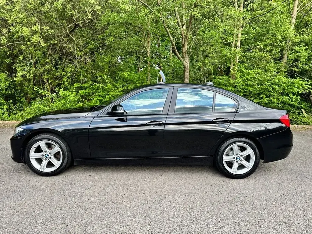 Begagnad BMW 318 143 HK (105 kW) 2013 Svart Sedan