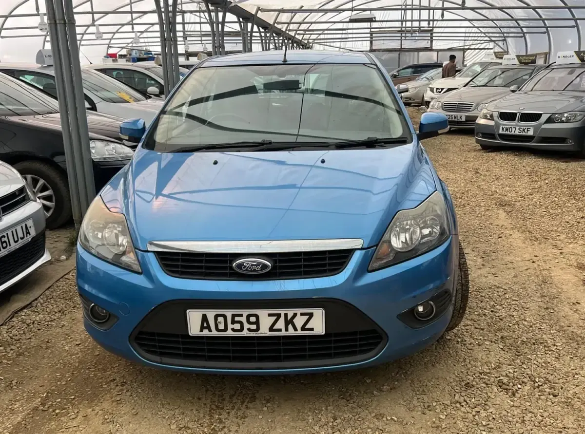 Używany Ford Focus Zetec 99 KM (72 kW) 2009 Niebieski Hatchback