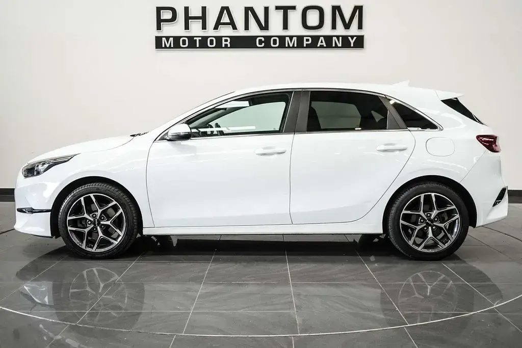 Usado Kia Ceed 158 HP (116 kW) 2022 Branco Citadino