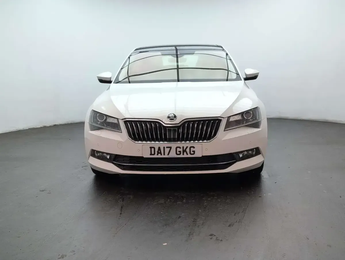 Used Skoda Superb LAURIN & KLEMENT 190 HP (139 kW) 2017 White Hatchback