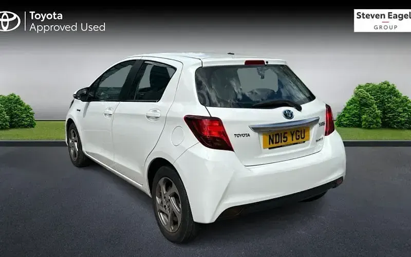 Used Toyota Yaris 101 HP (74 kW) 2015 White Hatchback