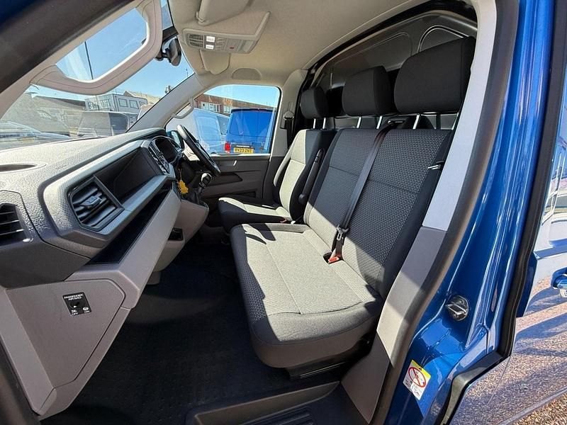Second-hand VW Transporter Highline 150 CP (110 kW) 2024 Albastru Van