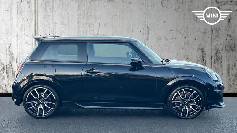 Usado Mini Cooper Hatch 161 HP (118 kW) 2025 Preto Citadino