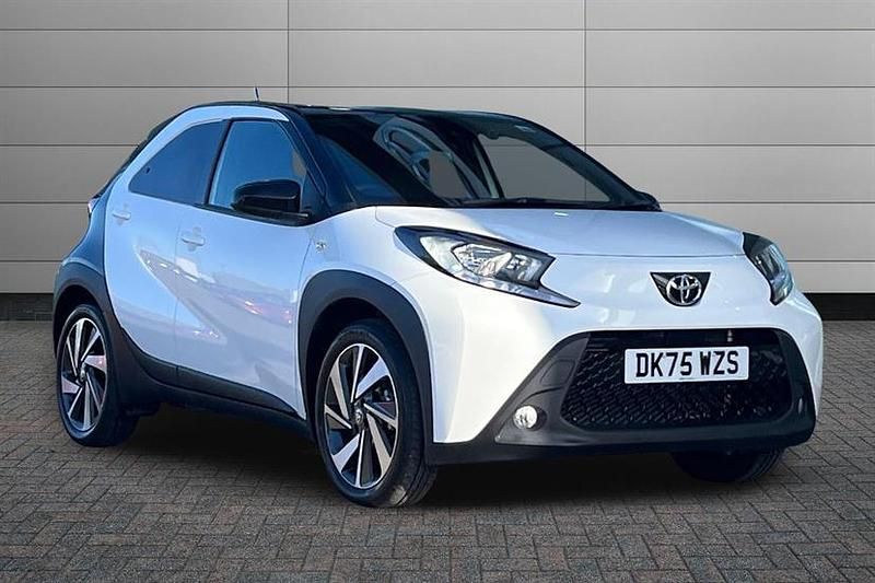 Used Toyota Aygo X 72 HP (52 kW) 2025 Pure white with black SUV
