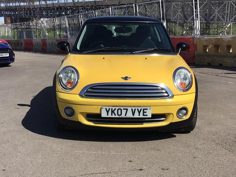 Usado Mini Cooper Hatch 120 CV (88 kW) 2007 Amarillo Utilitario