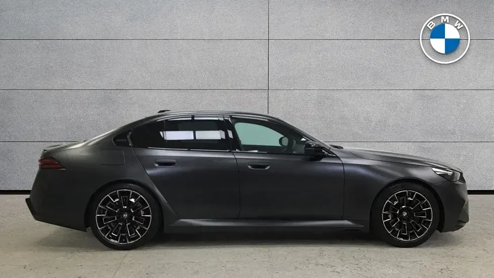Begagnad BMW M5 Comfort Edition 717 HK (527 kW) 2025 Grå