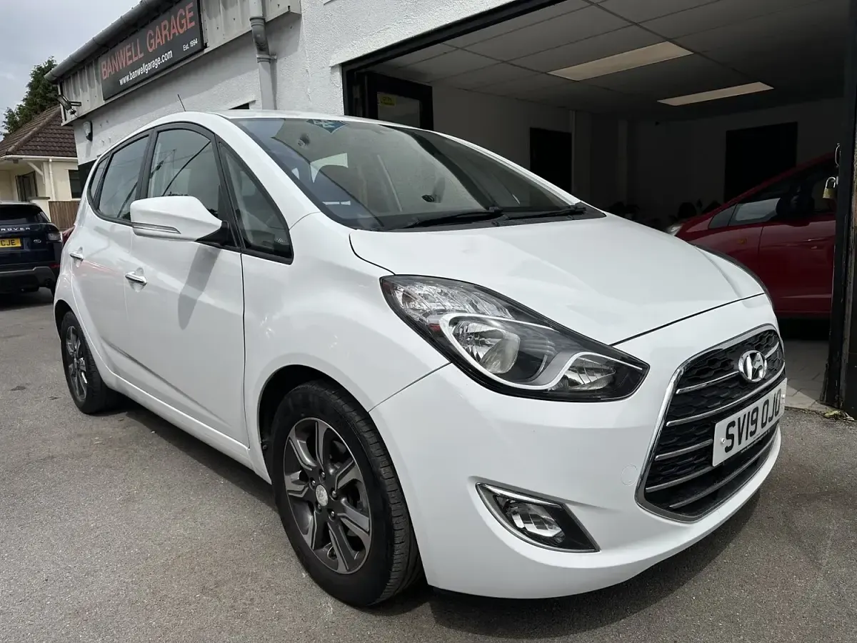 Used Hyundai ix20 SE 125 HP (91 kW) 2019 White Hatchback