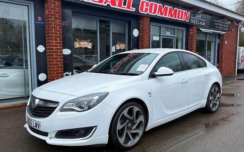 Used Vauxhall Insignia SRi 136 HP (100 kW) 2016 White Hatchback