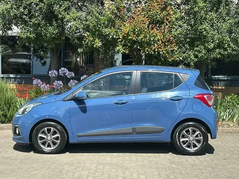 Used Hyundai i10 Premium 67 HP (49 kW) 2015 Blue Hatchback