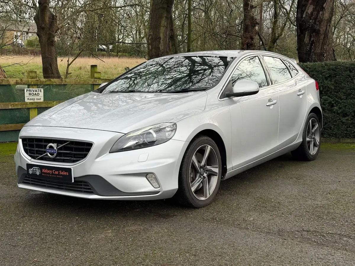Used Volvo V40 R-Design 190 HP (139 kW) 2016 Silver Hatchback