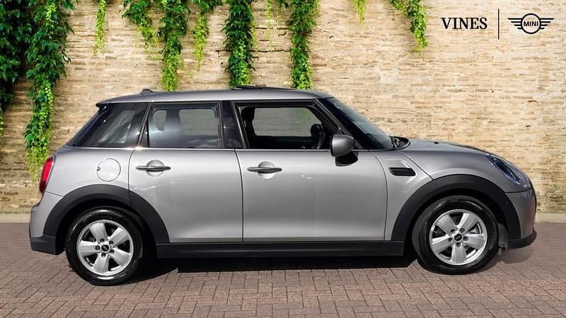 Usado Mini Cooper Classic 134 CV (98 kW) 2023 Plateado Utilitario