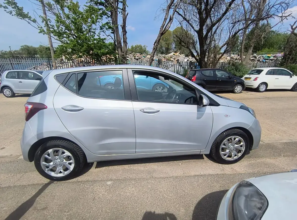 Käytetty Hyundai i10 SE 66 HP (48 kW) 2017 Hopea Viistoperä