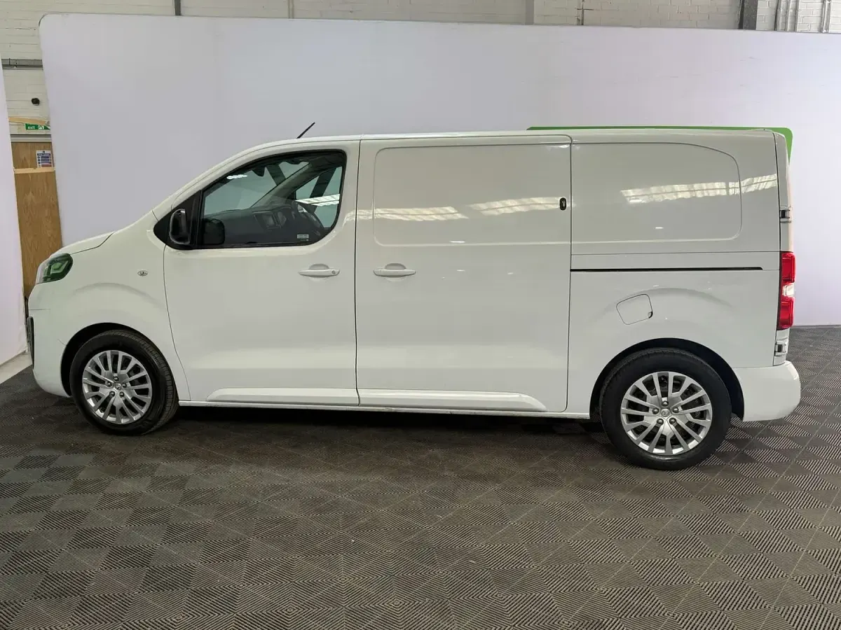 Usado Vauxhall Vivaro S 120 HP (88 kW) 2023 Branco Monovolume