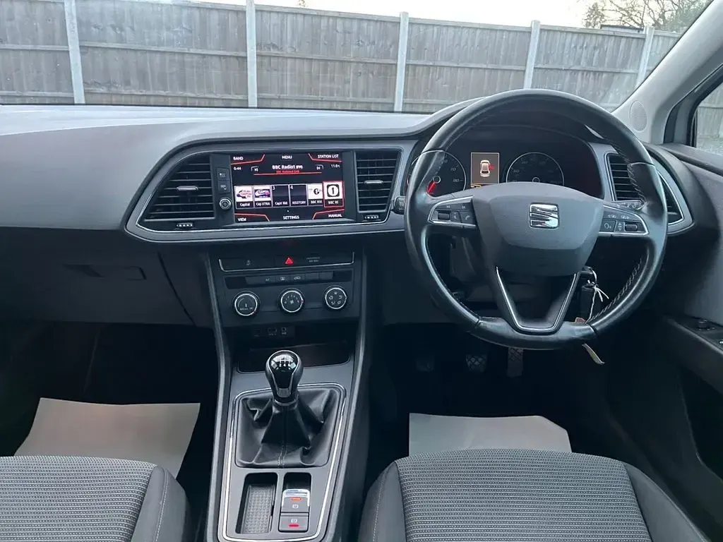 Used Seat Leon Ecomotive 115 HP (84 kW) 2017 Silver Hatchback