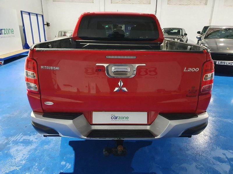 Used Mitsubishi L200 178 HP (130 kW) 2015 Red Pickup