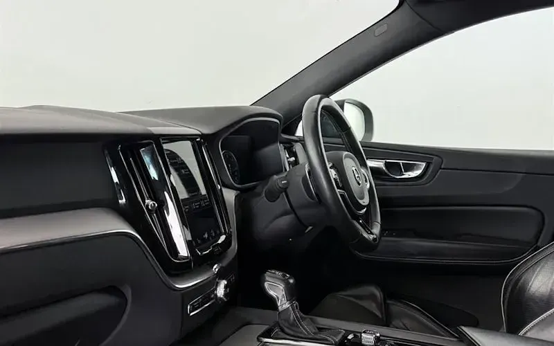 Used Volvo XC60 R-Design 190 HP (139 kW) 2019 SUV
