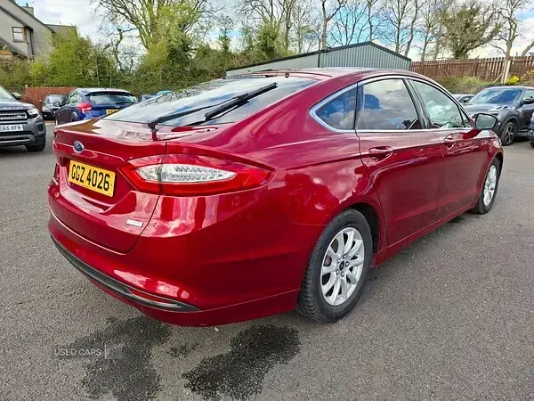Used Ford Mondeo Zetec 120 HP (88 kW) 2017 Red Hatchback