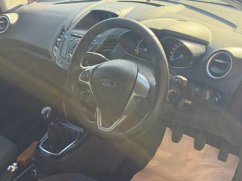 Used Ford Fiesta Zetec 100 HP (73 kW) 2013 Red Hatchback