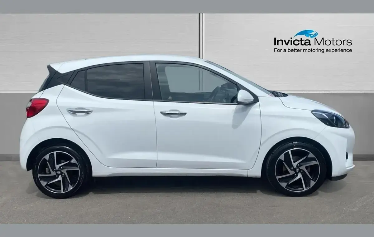 Used Hyundai i10 Premium 84 HP (61 kW) 2023 White Hatchback