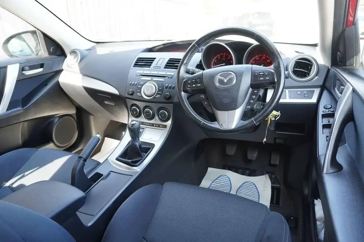 Used Mazda 3 105 HP (77 kW) 2011 Red Hatchback