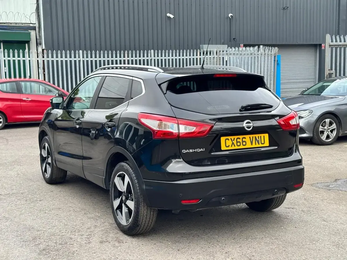Used Nissan Qashqai N-Connecta 115 HP (84 kW) 2016 Black SUV