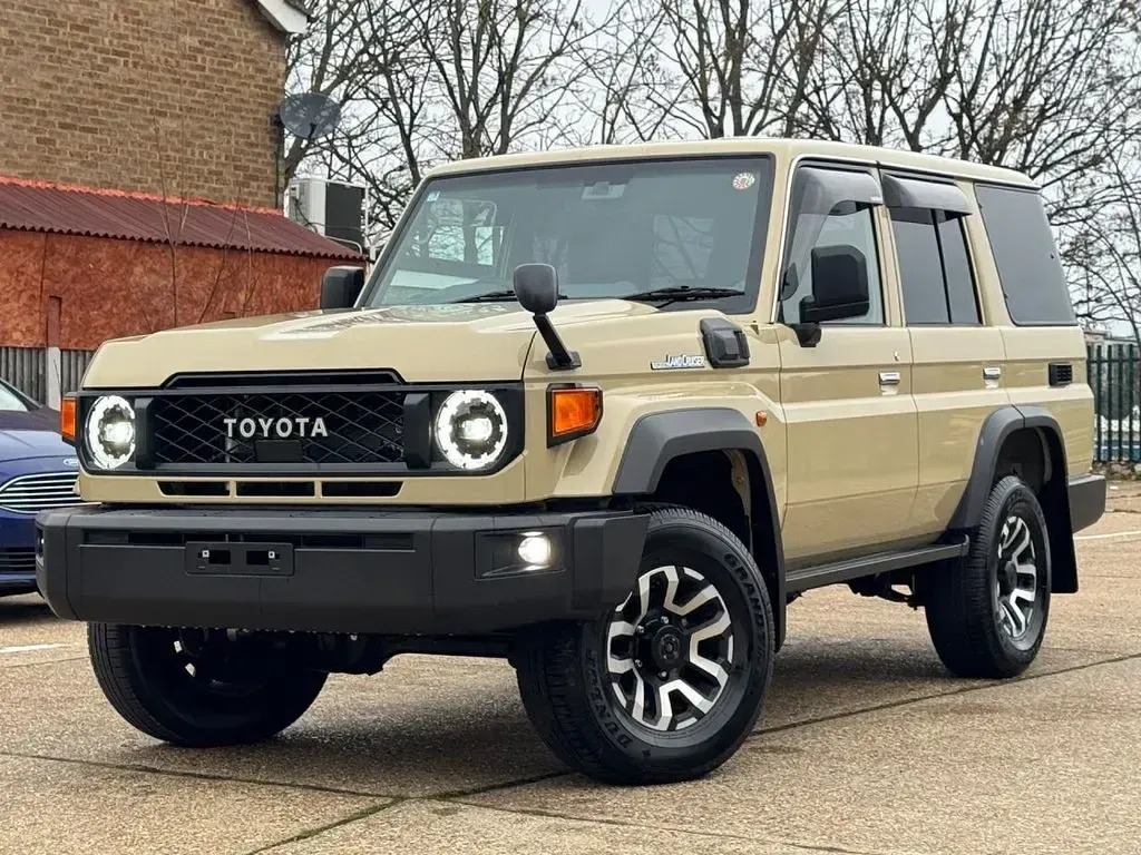 New Toyota Land Cruiser 204 HP (150 kW) 2025 Beige/black