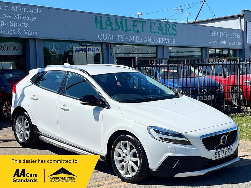 Used Volvo V40 Pro 120 HP (88 kW) 2017 White Hatchback