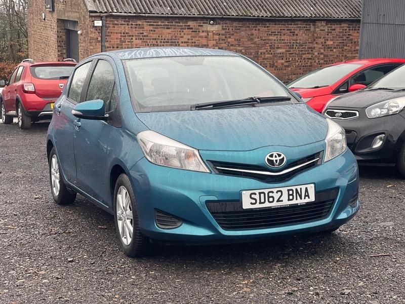 Used Toyota Yaris 101 HP (74 kW) 2012 Turquoise Hatchback