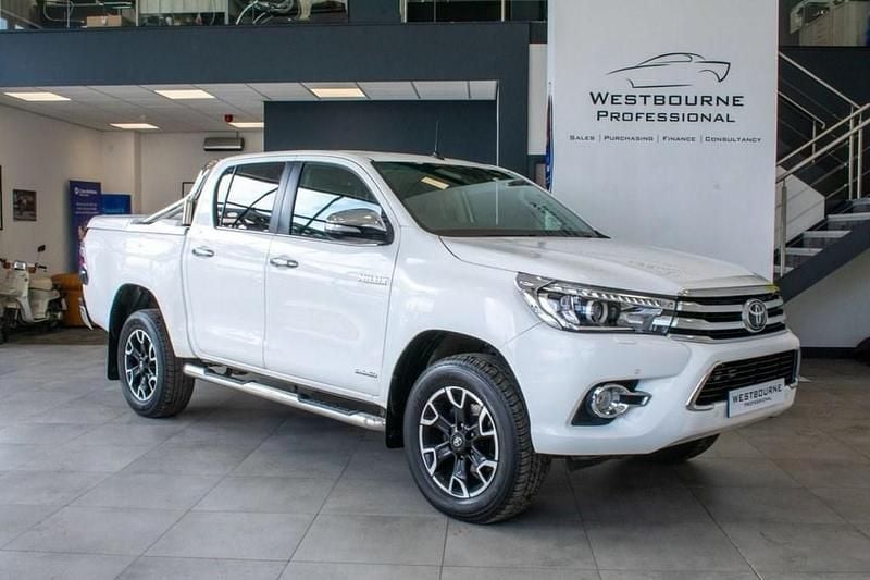 Used Toyota HiLux 150 HP (110 kW) 2016 White Pickup