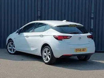 Used Vauxhall Astra SRi 150 HP (110 kW) 2018 White Hatchback