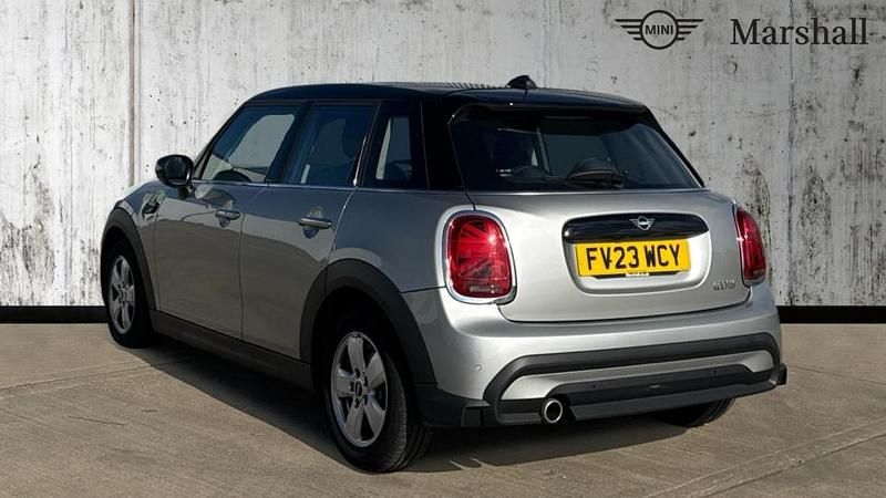 Usado Mini Cooper Classic 136 HP (100 kW) 2023 Prateado Citadino