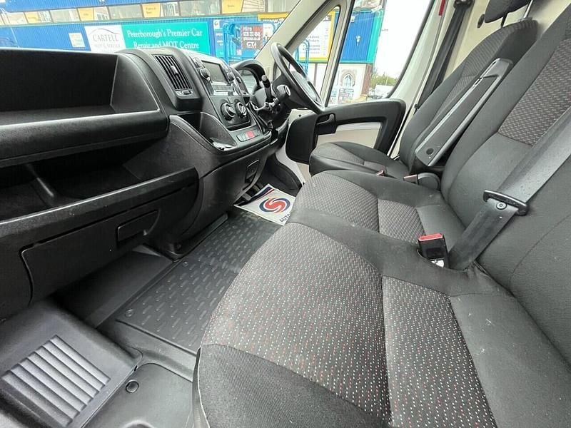 Used Citroën Relay 140 HP (102 kW) 2019 White Van