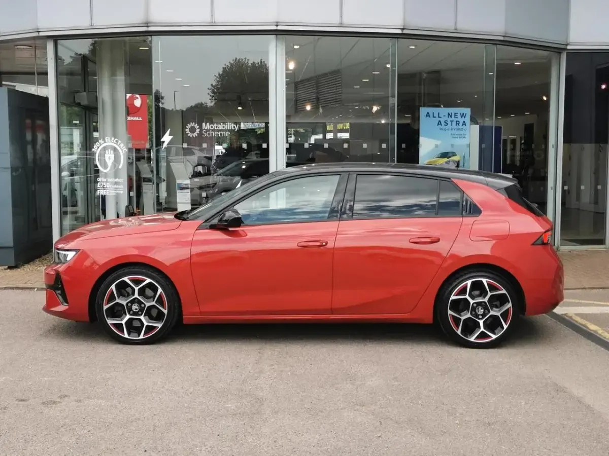 Used Vauxhall Astra GS Line 178 HP (130 kW) 2022 Red Hatchback