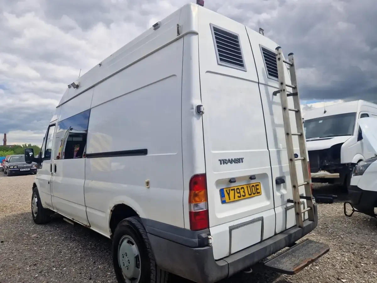 Begagnad Ford Transit 115 HK (84 kW) 2001 Vit Minibuss
