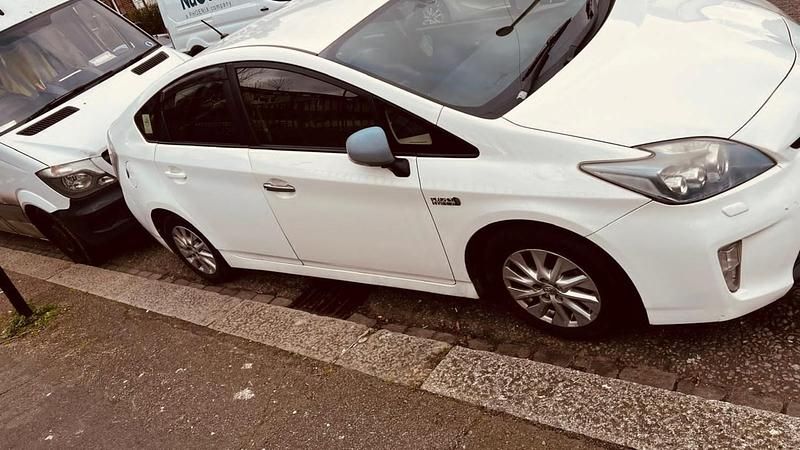 Used Toyota Prius 2015 White Hatchback