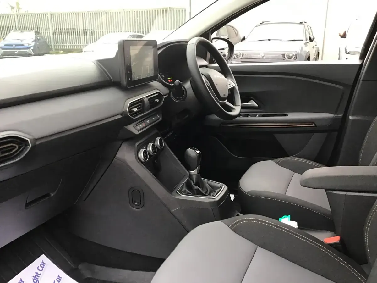 Begagnad Dacia Jogger Extreme 140 HK (102 kW) 2024 Svart Minibuss