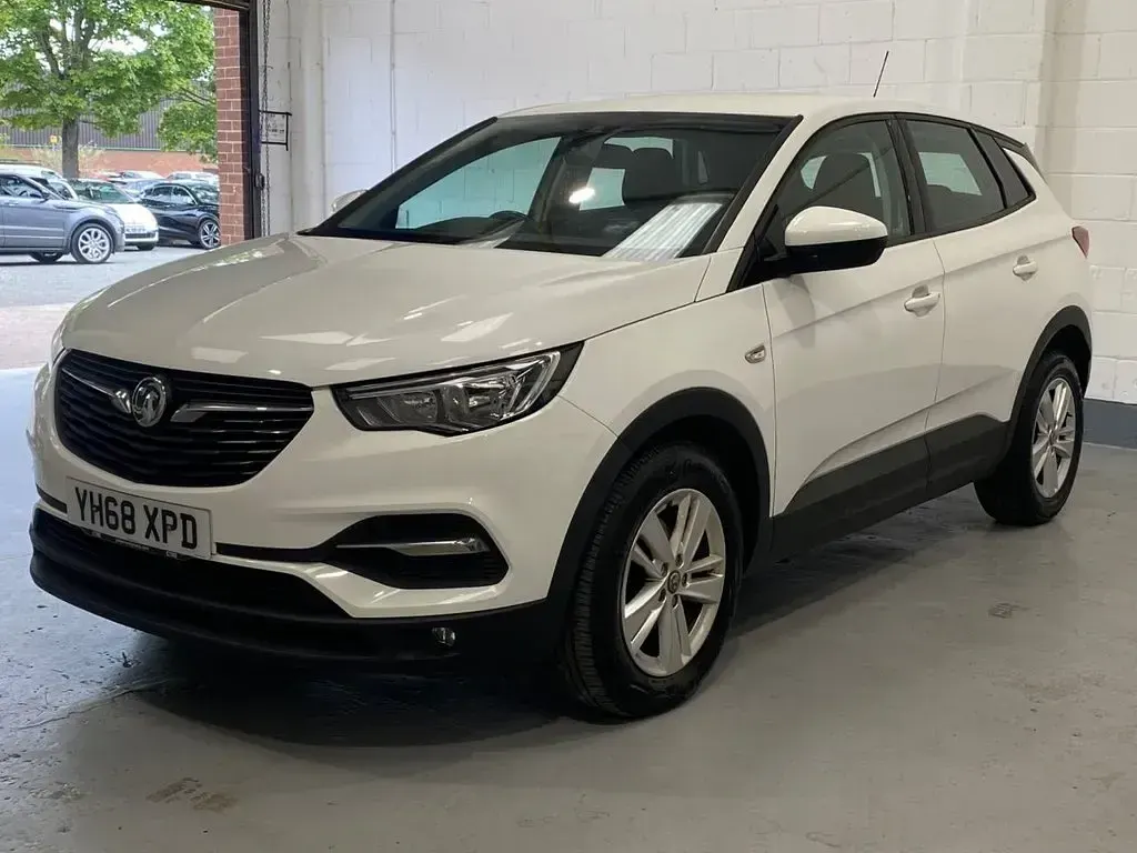 Used Vauxhall Grandland X S 130 HP (95 kW) 2018 White SUV