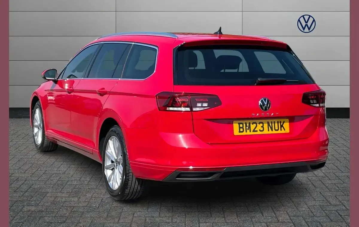 Used VW Passat SEL 150 HP (110 kW) 2023 Red Estate