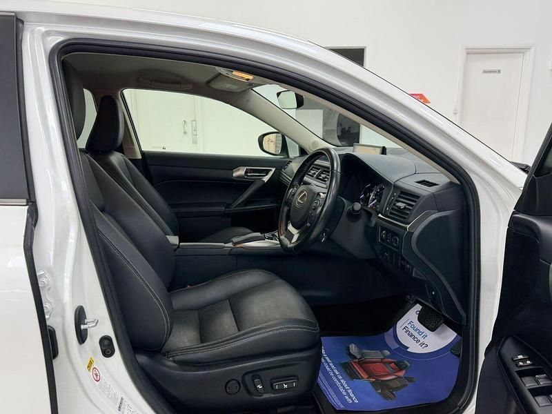 Used Lexus CT200h 136 HP (100 kW) 2017 White Hatchback