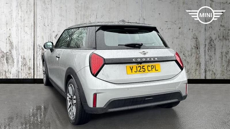 Usado Mini Cooper Hatch 113 kW (154 HP) 2025 Prateado Citadino