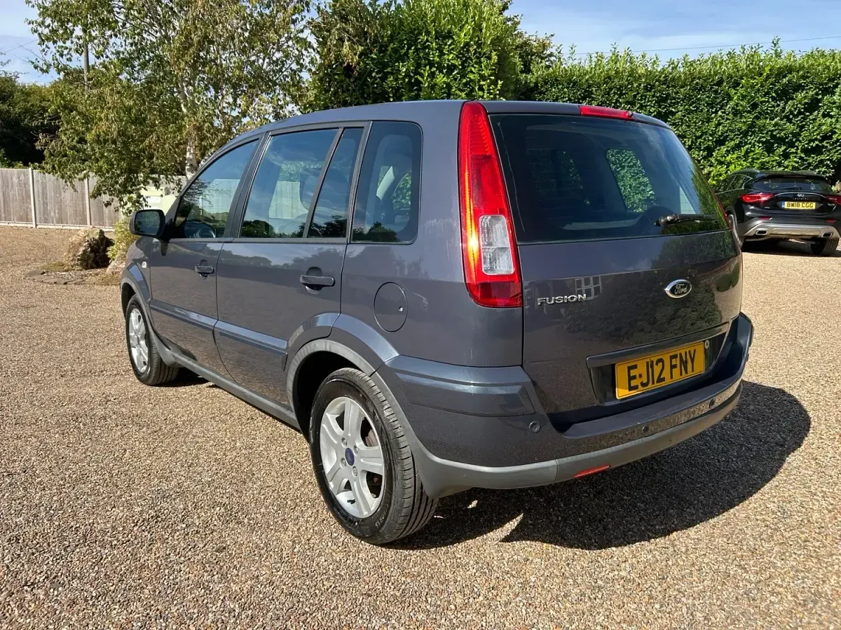 Used Ford Fusion Zetec 80 HP (58 kW) 2012 Blue Hatchback