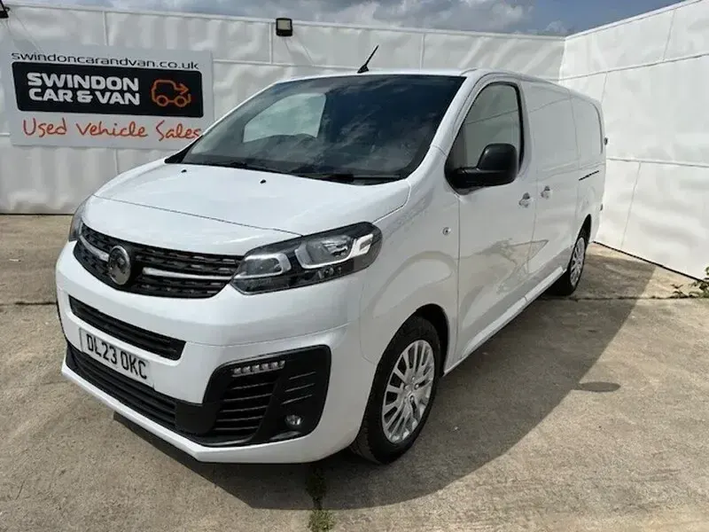 Second-hand Vauxhall Vivaro 100 CP (73 kW) 2023 Alb Monovolum