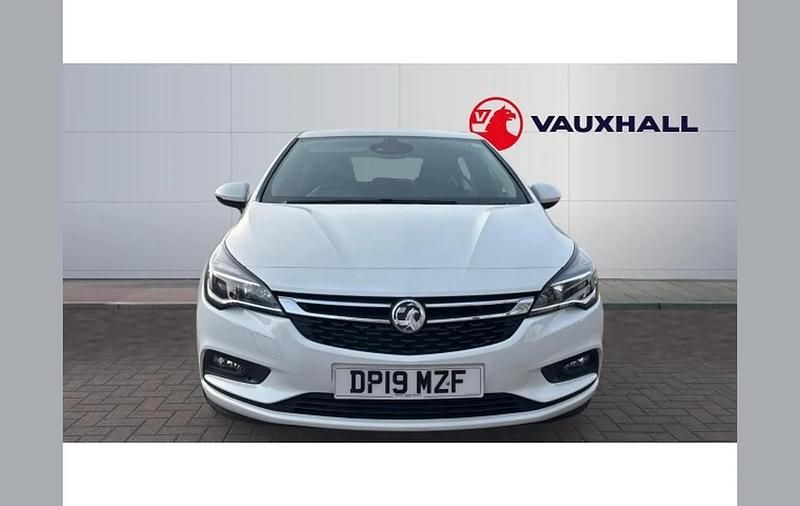 Used Vauxhall Astra SRi 150 HP (110 kW) 2019 White Hatchback