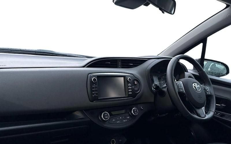 Used Toyota Yaris Hybrid 101 HP (74 kW) 2018 Red Hatchback