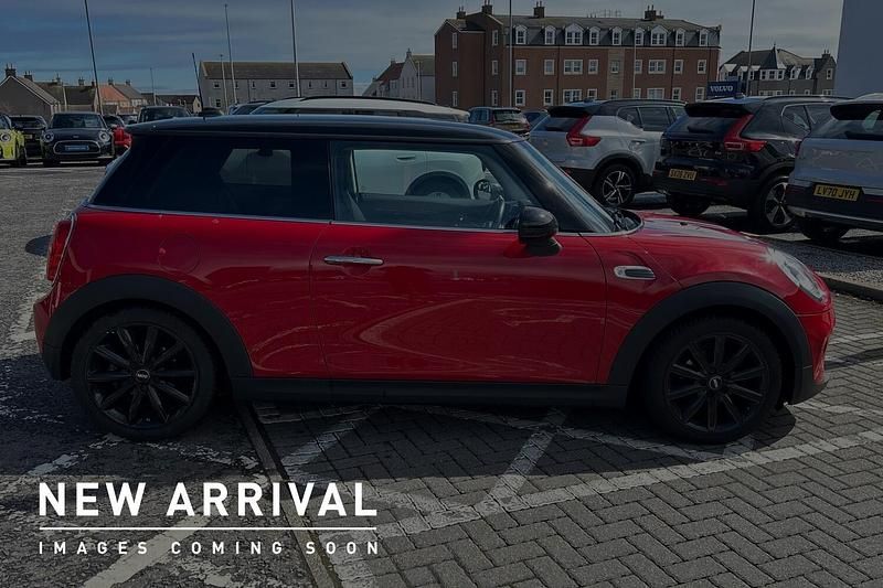 Begagnad Mini Cooper Hatch 134 HK (98 kW) 2018 Röd Halvkombi