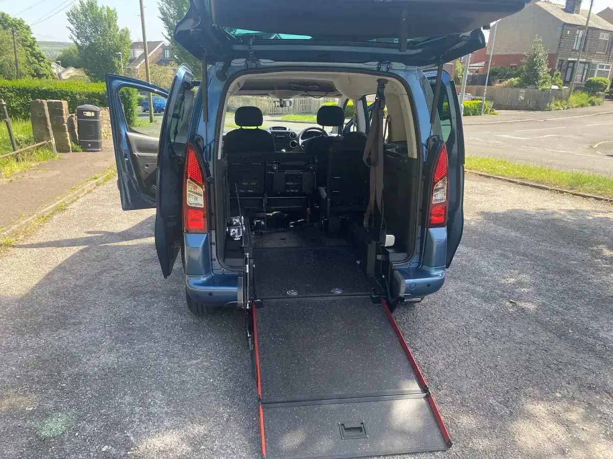 Used Peugeot Partner Active 75 HP (55 kW) 2019 Blue MPV